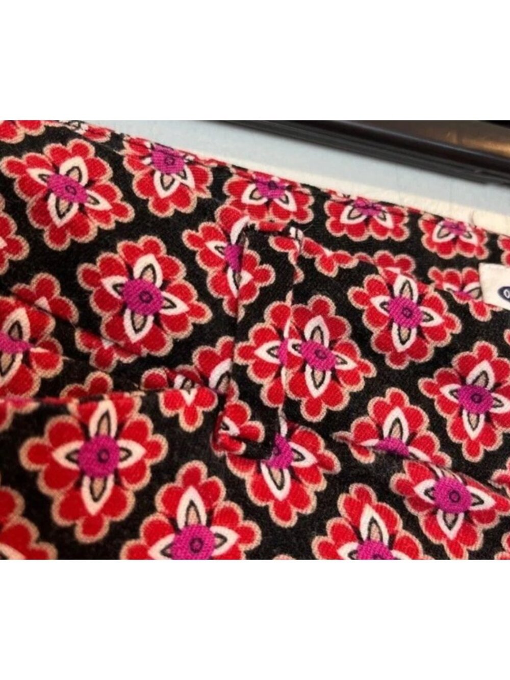 Old Navy Women's Floral Pattern Stretchy Ankle Pants Black And Red Size M - Picture 5 of 11